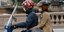 Ζευγάρι Γάλλων σε βέσπα με κράνη και μάσκες στο Παρίσι