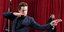 Ο ηθοποιός Τζέραρντ Μπάτλερ με μαύρο κοστούμι παίρνει πόζα κατά την βραδιά της απονομής των Όσκαρ