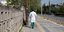 γιατρός περπατά σε πεζοδρόμιο