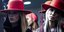Γυναίκες με κόκκινο καπέλο
