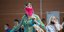 Γυναίκα σε αεροδρόμιο της Ρωσίας με μαντήλι για μάσκα ενάντια στον κορωνοϊό