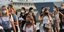Γκρουπ γυναικών περιμένει να επιβιβαστεί σε πλοίο φορώντας μάσκα για τον κορωνοϊό