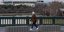 Ηλικιωμένη περπατά σε γέφυρα της Μελβούρνης φορώντας μάσκα για τον κορωνοϊό