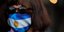Γυναίκα με μάσκα της Αργεντινής λόγω κορωνοϊού