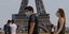 Παρίσι κόσμος με μάσκες με φόντο τον Πύργο του Άιφελ