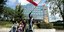 Πολίτες με σημαία του Λιβάνου έξω από το κτίριο όπου έλαβε χώρα η δίκη για τη δολοφονία Χαρίρι στην Ολλανδία