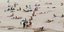 Με αποστάσεις οι λουόμενοι σε αχανή αμμουδιά της Ισπανίας λόγω κορωνοϊού