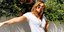 Η Ναταλία Γερμανού με λευκό μπλουζάκι και γυαλιά ηλίου