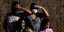 Γυναίκα και παιδιά με μάσκες για τον κορωνοϊό στην Βραζιλία