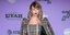 Η Taylor Swift με «πιε ντε πουλ» φόρεμα και ασορτί παλτό