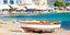 Βάρκα στην ακροθαλασσιά σε παραλία της Αίγινας / Φωτογραφία: Shuttetstock 