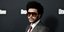 Ο Καναδός τραγουδιστής The Weeknd με σακάκι και γυαλιά ηλίου