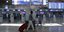 Τουρίστας με βαλίτσα στο αεροδρόμιο Αθηνών «Ελ. Βενιζέλος»