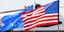 Οι σημαίες των ΗΠΑ και τις ΕΕ κυματίζουν