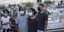 Οικογένεια Βραζιλιάνων αγκαλιά φορώντας μάσκες για τον κορωνοϊό