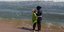 Η 68χρονη με τον εραστή της αγκαλιά σε παραλία