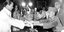 O Χίρου Ονόντα παραδίδει τα όπλα του στον πρόεδρο των Φίλιππίνων, Μάρκος στις 11 Μαρτίου του 1974