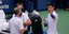 O Σέρβος τενίστας Νόβακ Τζόκοβιτς συνομιλεί με τον διαιτητή του αγώνα 