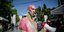 Ανδρας μακιγιαρισμένος με ντουντούκα στο Athens Pride