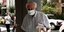 Ο Θοδωρής Δρίτσας με μάσκα στα γραφεία του ΣΥΡΙΖΑ