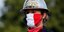 Έφιππη αστυνομικός στο Παρίσι με μάσκα στα χρώματα της Γαλλίας 