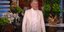 Η Έλεν ντε Τζενέρις με λευκό σακάκι και μπλούζα 