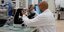 Επιστήμονας σε έρευνα για το εμβόλιο ενάντια στον κορωνοϊό στη Γαλλία