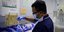 Γιατρός σε εργαστήριο εξετάζει εμβόλιο