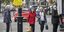 Ηλικιωμένες περπατούν φορώντας μάσκα στην Βρετανία