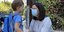 Η Νίκη Κεραμέως με μάσκα συνοδεύει το γιο της στο νηπιαγωγείο 