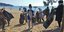 Με μάσκες και σακούλες στα χέρια μετανάστες καθάρισαν παραλία στην Καβάλα