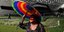 Γυναίκα με μάσκα και ομπρέλα στα χρώματα του ουράνιου τόξου