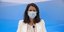 Η υπουργός παιδείας Νίκη Κεραμέως με μάσκα και λευκό σακάκι