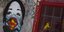 Ολλανδία γκράφιτι με γυναίκα που φορά μάσκα με το σήμα του σούπερμαν