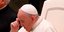 Ο πάπας Φραγκίσκος προσεύχεται στο Βατικανό