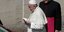Ο πάπας Φραγκίσκος κρατά την μάσκα για τον κορωνοϊό