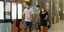 Νεαροί περπατούν σε υπόγειο σταθμό της Αυστρίας φορώντας μάσκες