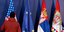 Οι σημαίες της Σερβίας, του Κοσόβου, αλλά και της ΕΕ και των ΗΠΑ