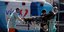 Τραυματιοφορείς μεταφέρουν ασθενή σε φορείο στην Βραζιλία