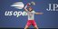 Ο Στέφανος Τσιτσιπάς χτυπάει το μπαλάκι με την ρακέτα στο US Open 