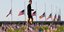 Ακτιβιστές έβαλαν σημαιάκια για τους 200.000 νεκρούς από κορωνοϊό στις ΗΠΑ στο εθνικό πάρκο της Ουάσιγκτον