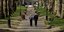 Ζευγάρι κάνει βόλτα σε πάρκο