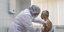 Εθελοντής κάνει το ρωσικό εμβόλιο για τον κορωνοϊό