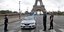 Γάλλοι αστυνομικοί στον Πύργο του Άιφελ στο Παρίσι 