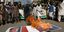 Πακιστανοί καίνε γαλλικές σημαίες και φωτό του Μακρόν στο Καράτσι 