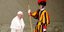 Ο Πάπας Φραγκίσκος κι ένα μέλος της Ελβετικής Φρουράς του