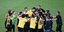 Οι παίκτες της ΑΕΚ πανηγυρίζουν αγκαλιά την πρόκριση επί της Βόλφσμπουργκ