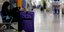 Γυναίκα ξαπλώνει πάνω σε βαλίτσα στο αεροδρόμιο των Σπάτων 