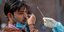 Ανδρας στην Ινδία κρατά την μύτη του ενώ υποβάλλεται σε τεστ για κορωνοϊό