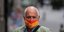 Άνδρας με μάσκα στα χρώματα της ισπανικής σημαίας